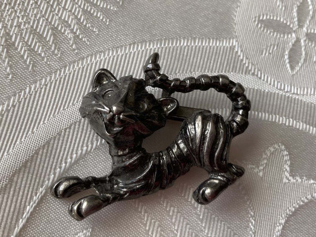 Playful kitty cat brooch