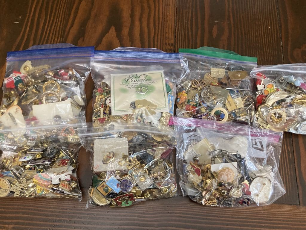 Junk mixed lot of lapel pins and brooches