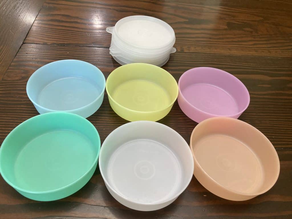 6 piece pastel Tupperware containers with lids